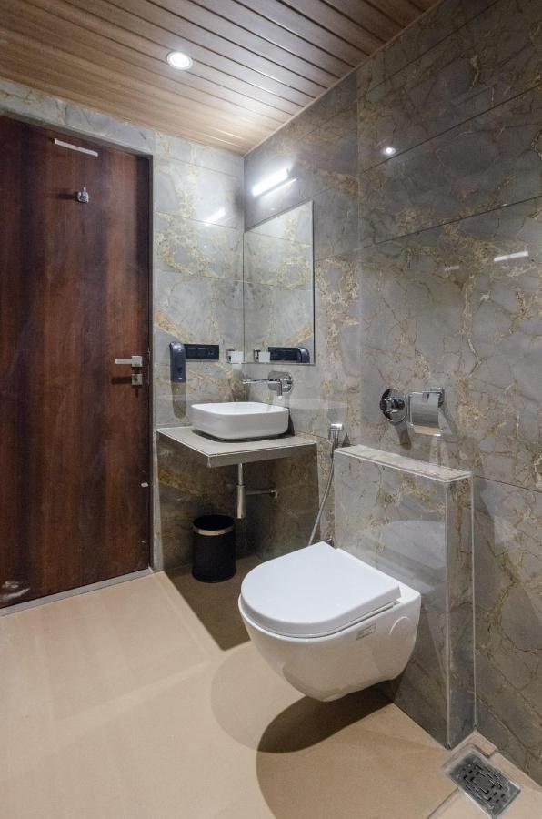 Hotel Diamond 26 สุรัต ภายนอก รูปภาพ